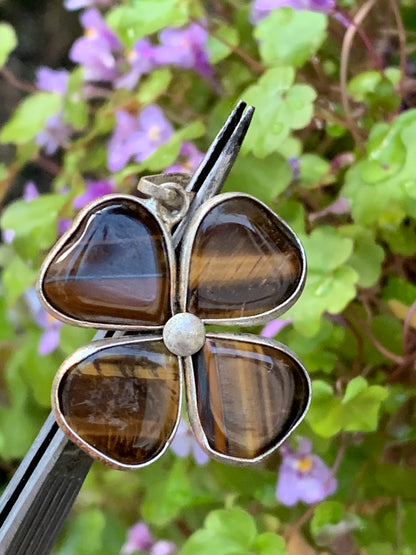 Oeil de tigre, pendentif 'Tréfle à 4 feuilles', de 34mm de hauteur x 26 de largeur x 5 d'épaisseur. Vendu avec cordon réglable de couleur noire offert !