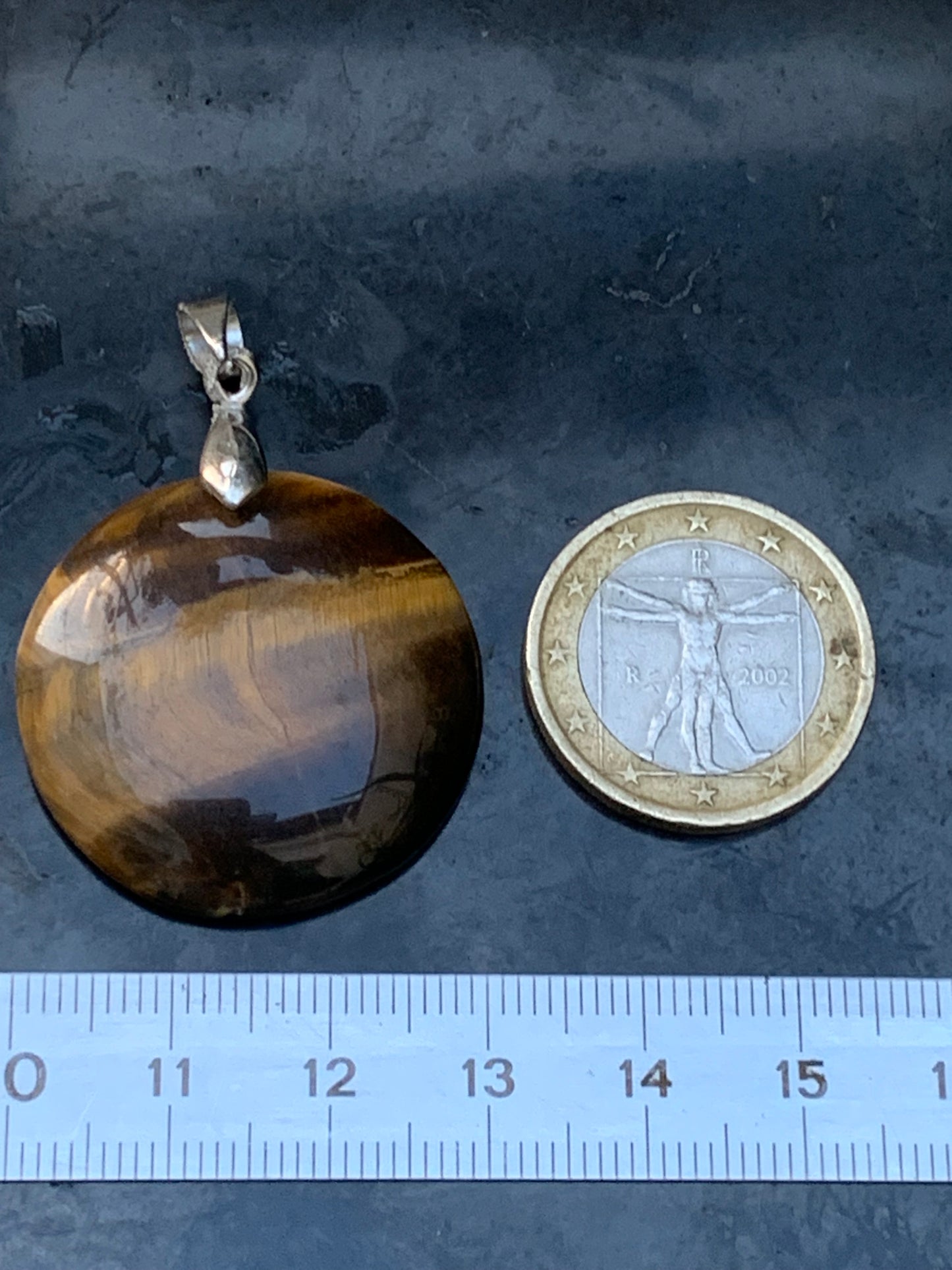 Oeil de tigre, pendentif de 40mm de hauteur x 30 de largeur x 7 d'épaisseur. Vendu avec cordon réglable de couleur noire offert !
