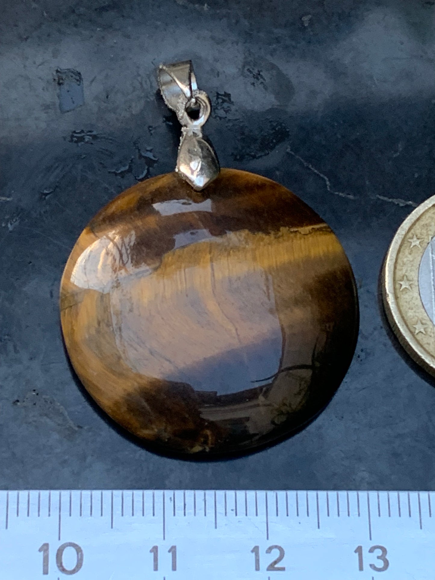 Oeil de tigre, pendentif de 40mm de hauteur x 30 de largeur x 7 d'épaisseur. Vendu avec cordon réglable de couleur noire offert !