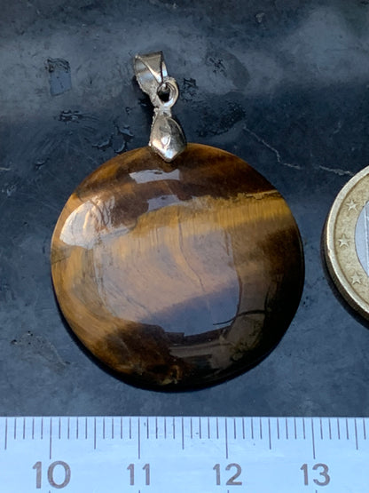 Oeil de tigre, pendentif de 40mm de hauteur x 30 de largeur x 7 d'épaisseur. Vendu avec cordon réglable de couleur noire offert !