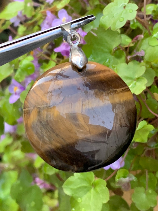 Oeil de tigre, pendentif de 40mm de hauteur x 30 de largeur x 7 d'épaisseur. Vendu avec cordon réglable de couleur noire offert !