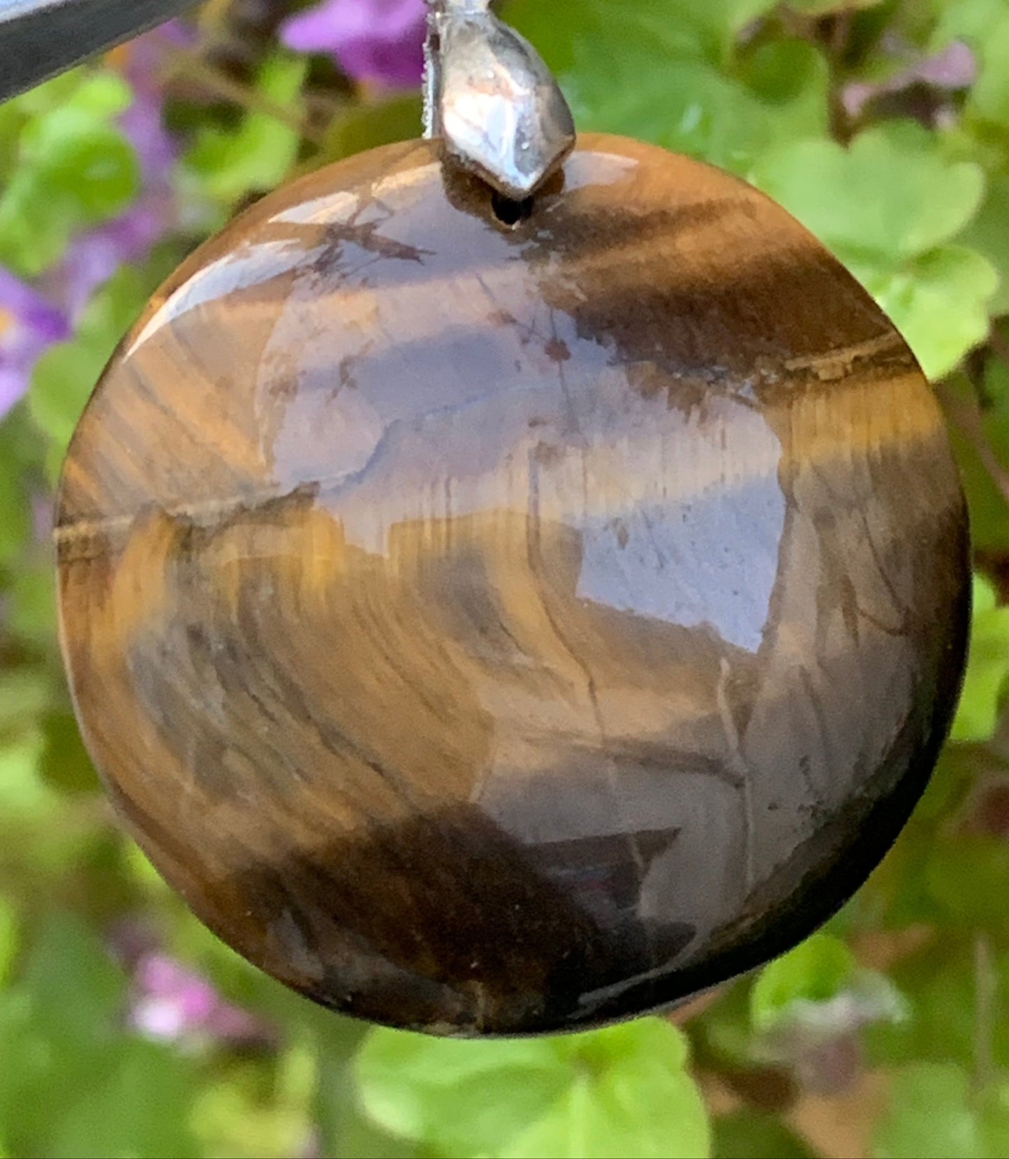 Oeil de tigre, pendentif de 40mm de hauteur x 30 de largeur x 7 d'épaisseur. Vendu avec cordon réglable de couleur noire offert !