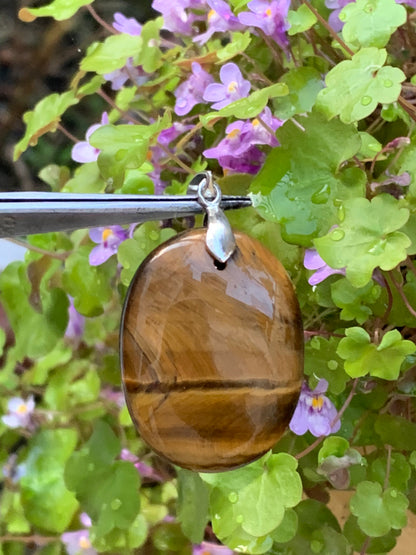 Oeil de tigre, pendentif de 42mm de hauteur x 27 de largeur x 5 d'épaisseur. Vendu avec cordon réglable de couleur noire offert !