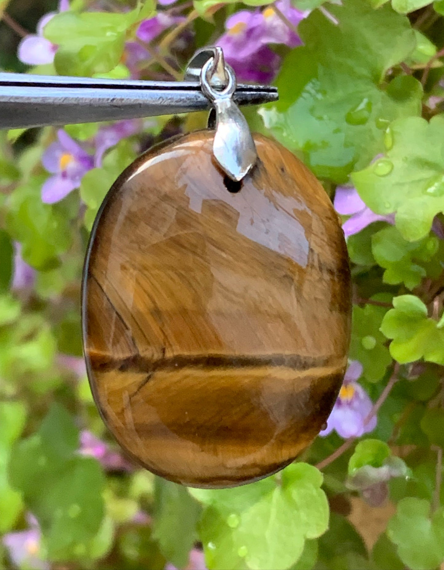Oeil de tigre, pendentif de 42mm de hauteur x 27 de largeur x 5 d'épaisseur. Vendu avec cordon réglable de couleur noire offert !