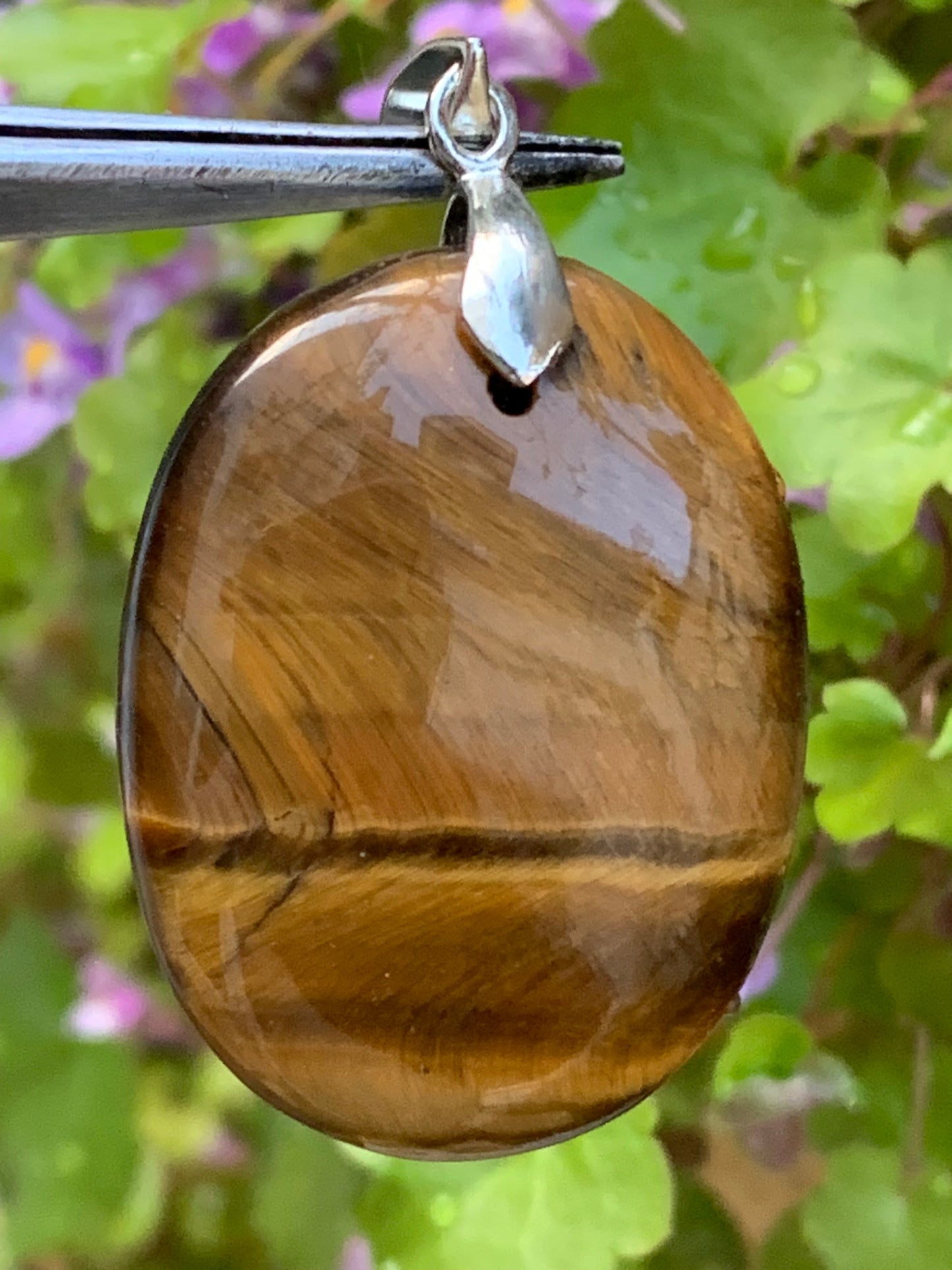 Oeil de tigre, pendentif de 42mm de hauteur x 27 de largeur x 5 d'épaisseur. Vendu avec cordon réglable de couleur noire offert !