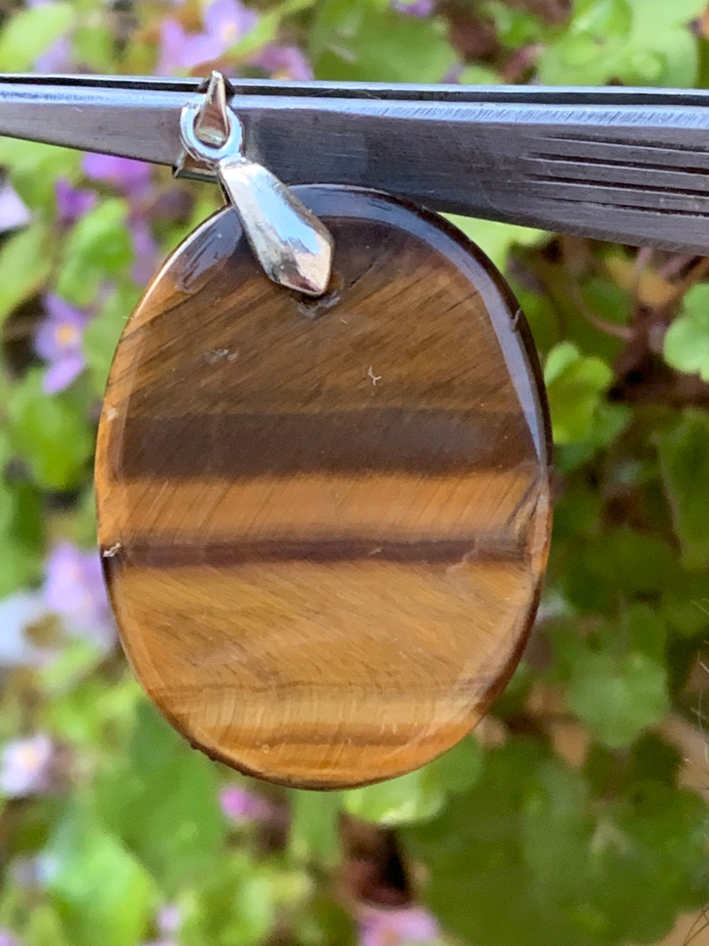Oeil de tigre, pendentif de 42mm de hauteur x 27 de largeur x 5 d'épaisseur. Vendu avec cordon réglable de couleur noire offert !