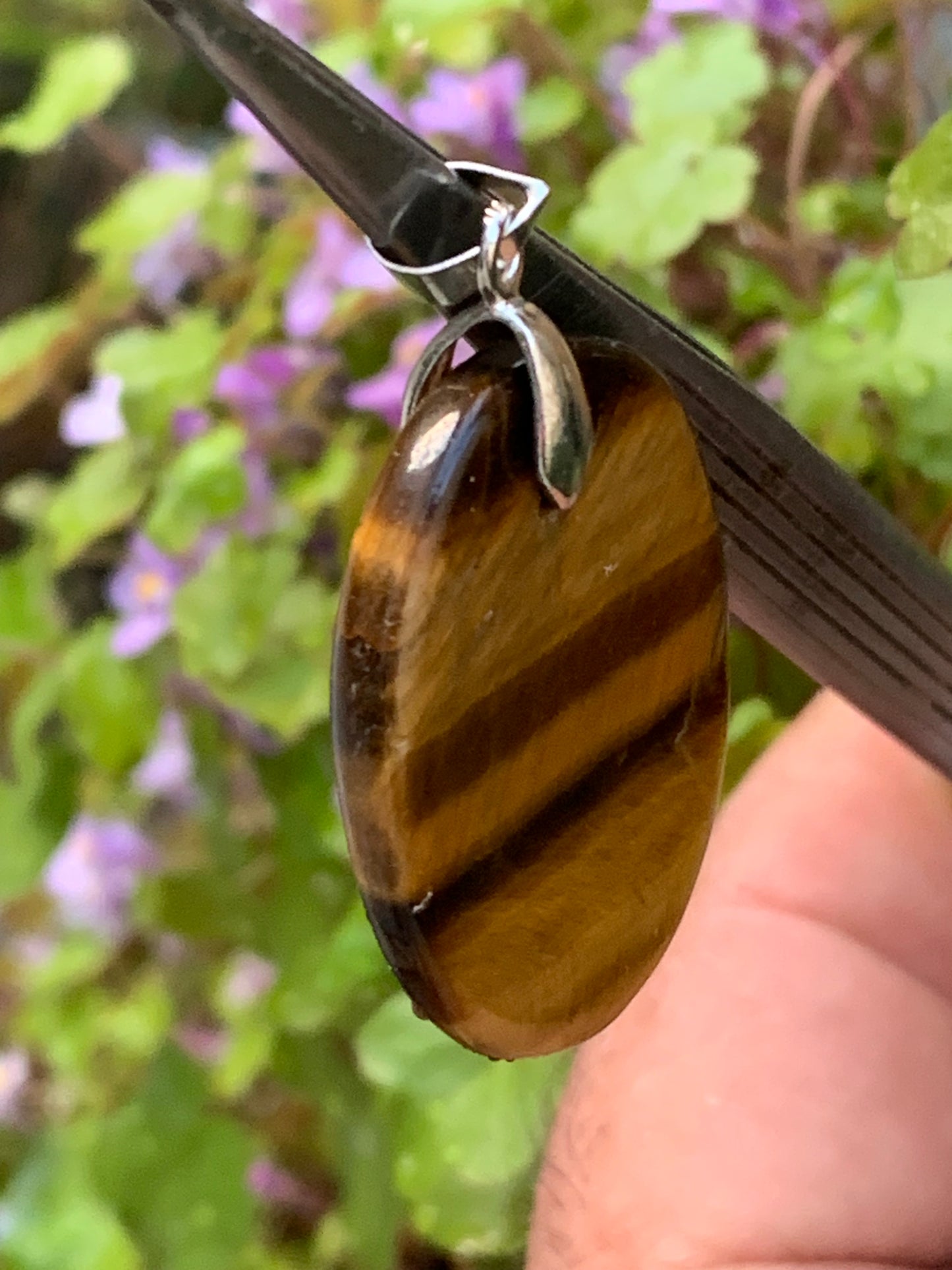Oeil de tigre, pendentif de 42mm de hauteur x 27 de largeur x 5 d'épaisseur. Vendu avec cordon réglable de couleur noire offert !