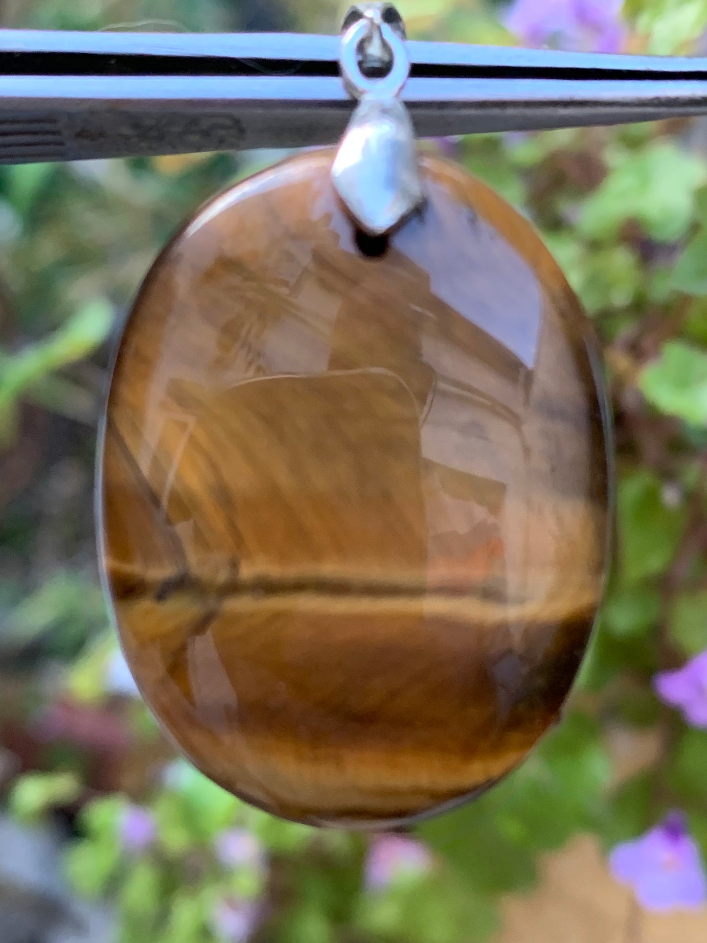 Oeil de tigre, pendentif de 42mm de hauteur x 27 de largeur x 5 d'épaisseur. Vendu avec cordon réglable de couleur noire offert !