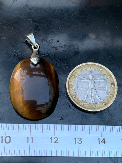 Oeil de tigre, pendentif de 40mm de hauteur x 22 de largeur x 7 d'épaisseur. Vendu avec cordon réglable de couleur noire offert !