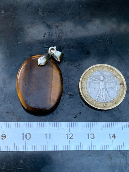 Oeil de tigre, pendentif de 40mm de hauteur x 22 de largeur x 7 d'épaisseur. Vendu avec cordon réglable de couleur noire offert !