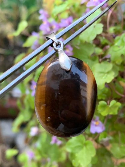 Oeil de tigre, pendentif de 40mm de hauteur x 22 de largeur x 7 d'épaisseur. Vendu avec cordon réglable de couleur noire offert !