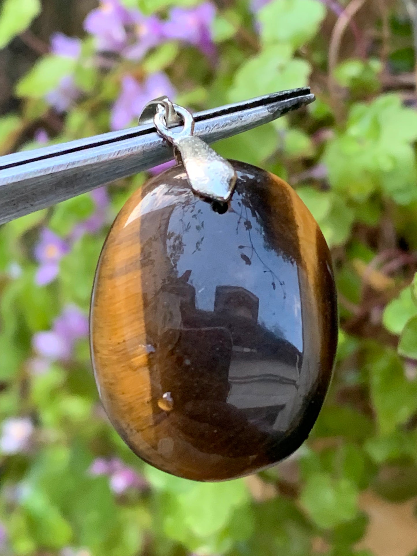 Oeil de tigre, pendentif de 40mm de hauteur x 22 de largeur x 7 d'épaisseur. Vendu avec cordon réglable de couleur noire offert !