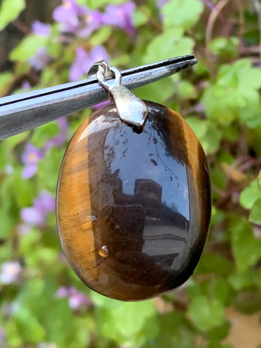 Oeil de tigre, pendentif de 40mm de hauteur x 22 de largeur x 7 d'épaisseur. Vendu avec cordon réglable de couleur noire offert !