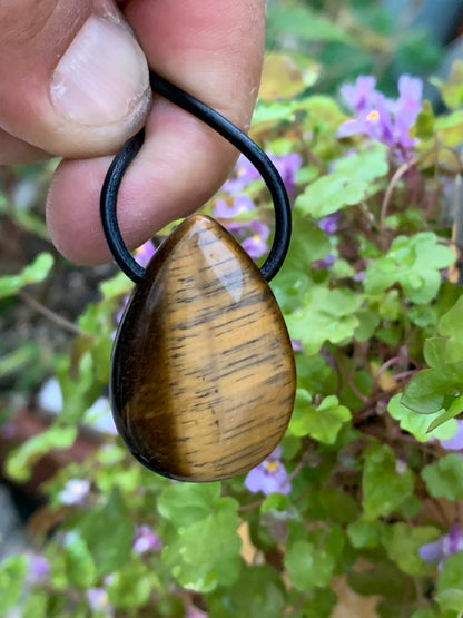 Oeil de tigre, pendentif, de 38 millimètres de hauteur x 24 mm de largeur x 12 millimètres. Vendu avec cordon noir réglable offert !