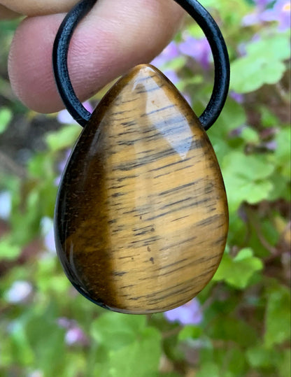 Oeil de tigre, pendentif, de 38 millimètres de hauteur x 24 mm de largeur x 12 millimètres. Vendu avec cordon noir réglable offert !