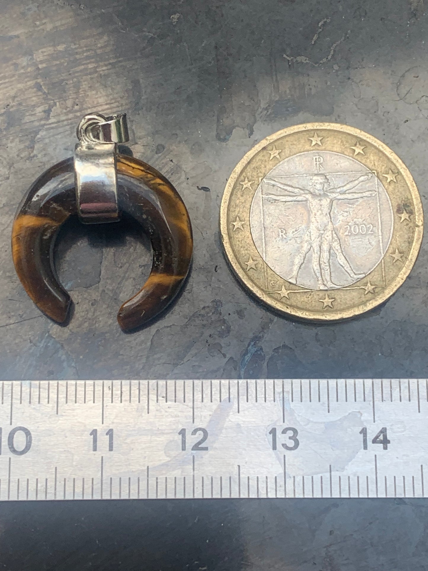 Oeil de tigre, pendentif en forme de croissant de lune, de 30 millimètres de hauteur x 20 mm de largeur x 7 millimètres. Vendu avec cordon noir réglable offert !
