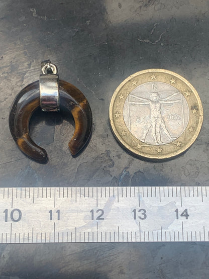 Oeil de tigre, pendentif en forme de croissant de lune, de 30 millimètres de hauteur x 20 mm de largeur x 7 millimètres. Vendu avec cordon noir réglable offert !