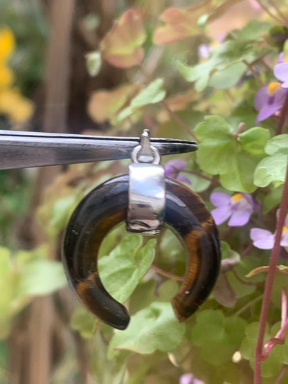 Oeil de tigre, pendentif en forme de croissant de lune, de 30 millimètres de hauteur x 20 mm de largeur x 7 millimètres. Vendu avec cordon noir réglable offert !