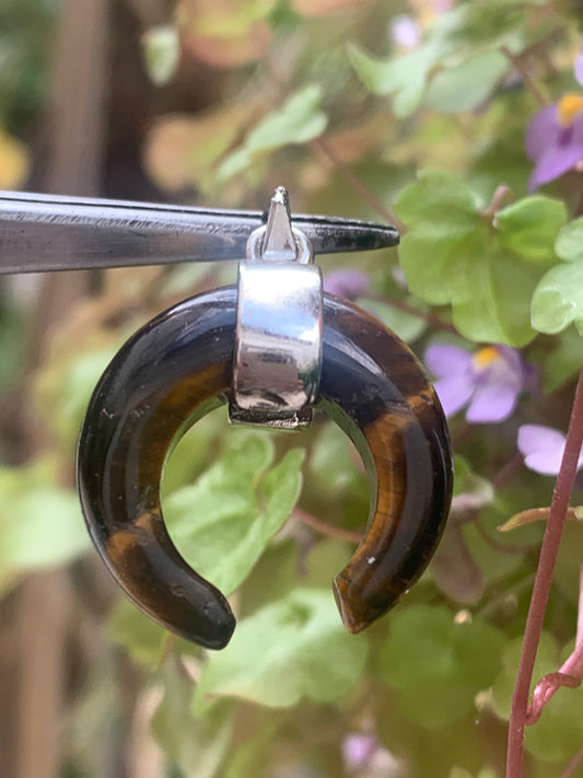 Oeil de tigre, pendentif en forme de croissant de lune, de 30 millimètres de hauteur x 20 mm de largeur x 7 millimètres. Vendu avec cordon noir réglable offert !