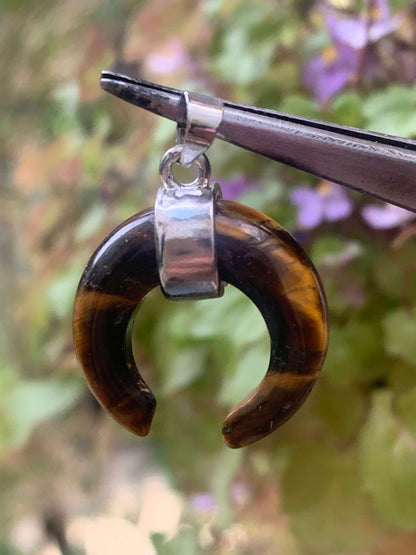 Oeil de tigre, pendentif en forme de croissant de lune, de 30 millimètres de hauteur x 20 mm de largeur x 7 millimètres. Vendu avec cordon noir réglable offert !