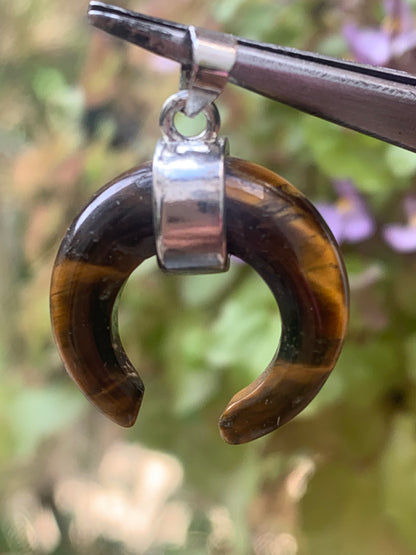 Oeil de tigre, pendentif en forme de croissant de lune, de 30 millimètres de hauteur x 20 mm de largeur x 7 millimètres. Vendu avec cordon noir réglable offert !