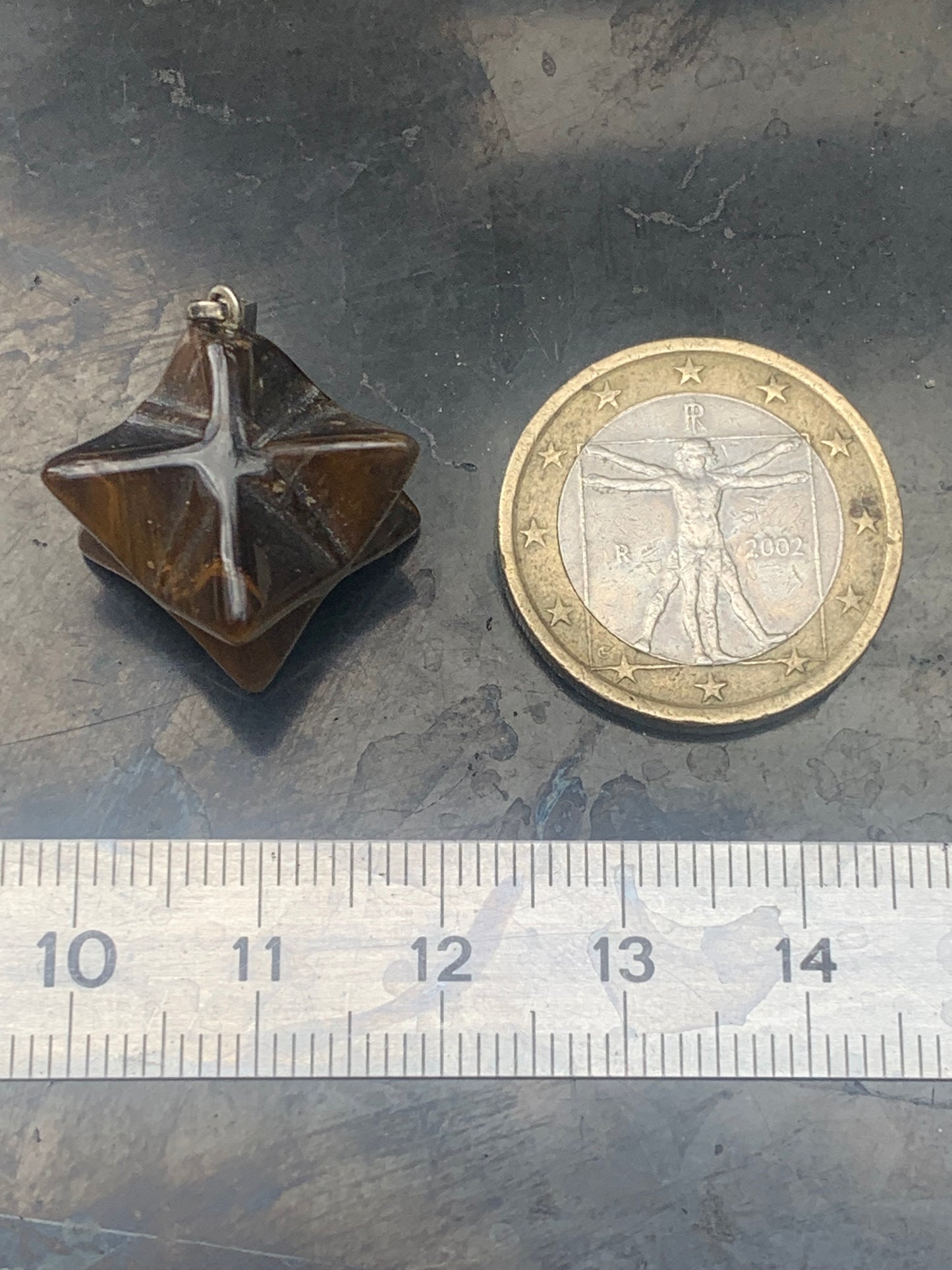 Oeil de tigre, pendentif en forme de Merkabah (ou Merkavah), de 27 millimètres de hauteur x 15 mm de largeur x 15 millimètres. Vendu avec cordon noir réglable offert !
