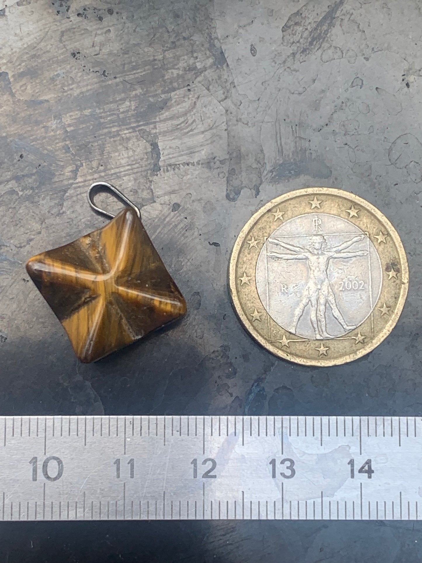 Oeil de tigre, pendentif en forme de Merkabah (ou Merkavah), de 27 millimètres de hauteur x 15 mm de largeur x 15 millimètres. Vendu avec cordon noir réglable offert !