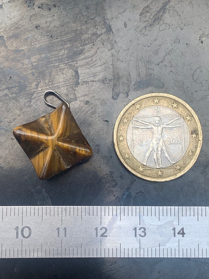 Oeil de tigre, pendentif en forme de Merkabah (ou Merkavah), de 27 millimètres de hauteur x 15 mm de largeur x 15 millimètres. Vendu avec cordon noir réglable offert !