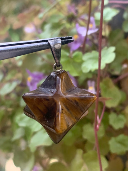Oeil de tigre, pendentif en forme de Merkabah (ou Merkavah), de 27 millimètres de hauteur x 15 mm de largeur x 15 millimètres. Vendu avec cordon noir réglable offert !