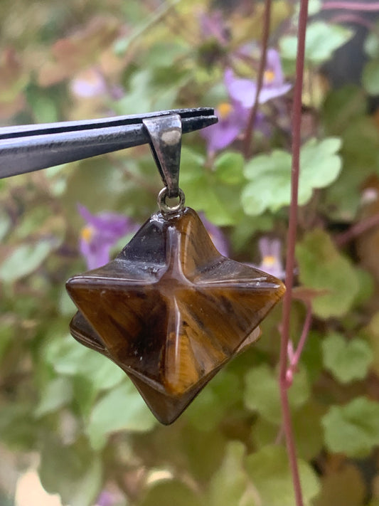 Oeil de tigre, pendentif en forme de Merkabah (ou Merkavah), de 27 millimètres de hauteur x 15 mm de largeur x 15 millimètres. Vendu avec cordon noir réglable offert !
