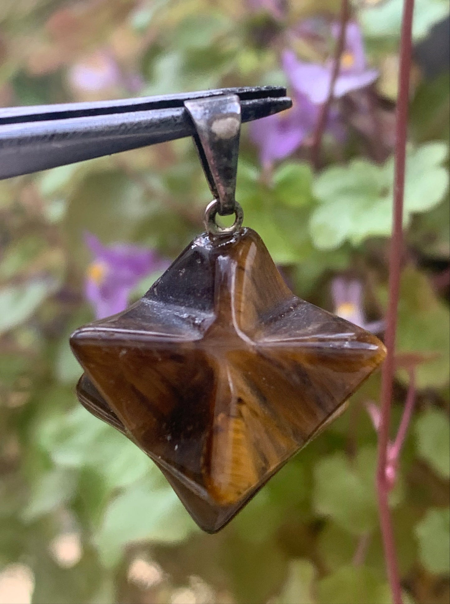 Oeil de tigre, pendentif en forme de Merkabah (ou Merkavah), de 27 millimètres de hauteur x 15 mm de largeur x 15 millimètres. Vendu avec cordon noir réglable offert !