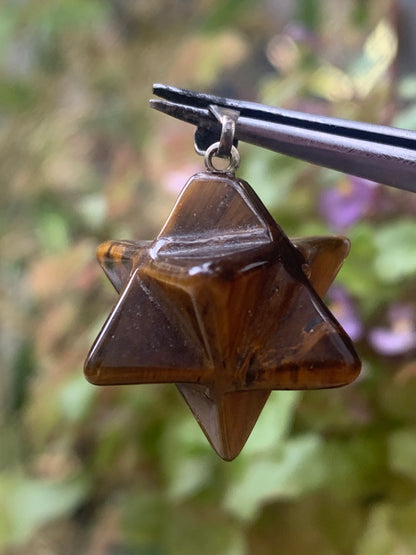 Oeil de tigre, pendentif en forme de Merkabah (ou Merkavah), de 27 millimètres de hauteur x 15 mm de largeur x 15 millimètres. Vendu avec cordon noir réglable offert !