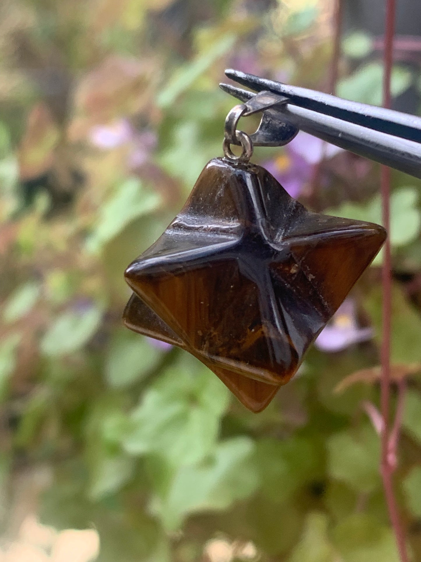 Oeil de tigre, pendentif en forme de Merkabah (ou Merkavah), de 27 millimètres de hauteur x 15 mm de largeur x 15 millimètres. Vendu avec cordon noir réglable offert !