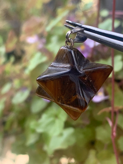Oeil de tigre, pendentif en forme de Merkabah (ou Merkavah), de 27 millimètres de hauteur x 15 mm de largeur x 15 millimètres. Vendu avec cordon noir réglable offert !