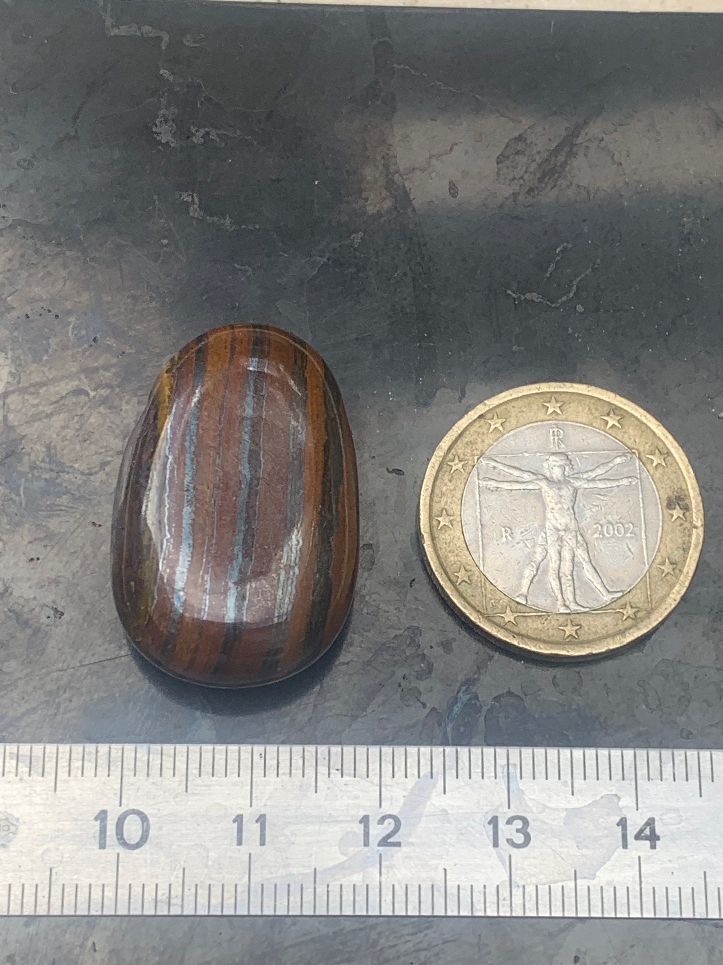 Oeil de fer, pendentif de 54 millimètres de hauteur x 9 mm de largeur x 9 millimètres. Vendu avec cordon noir réglable offert !