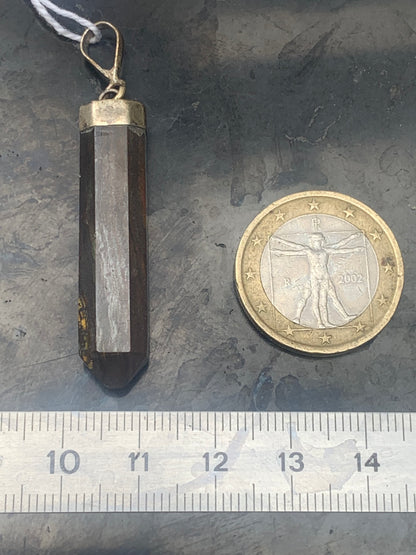 Oeil de fer, pendentif de type 'laser/ pointe' de 52 millimètres de hauteur x 8 mm de largeur x 8 millimètres. Vendu avec cordon noir réglable offert !