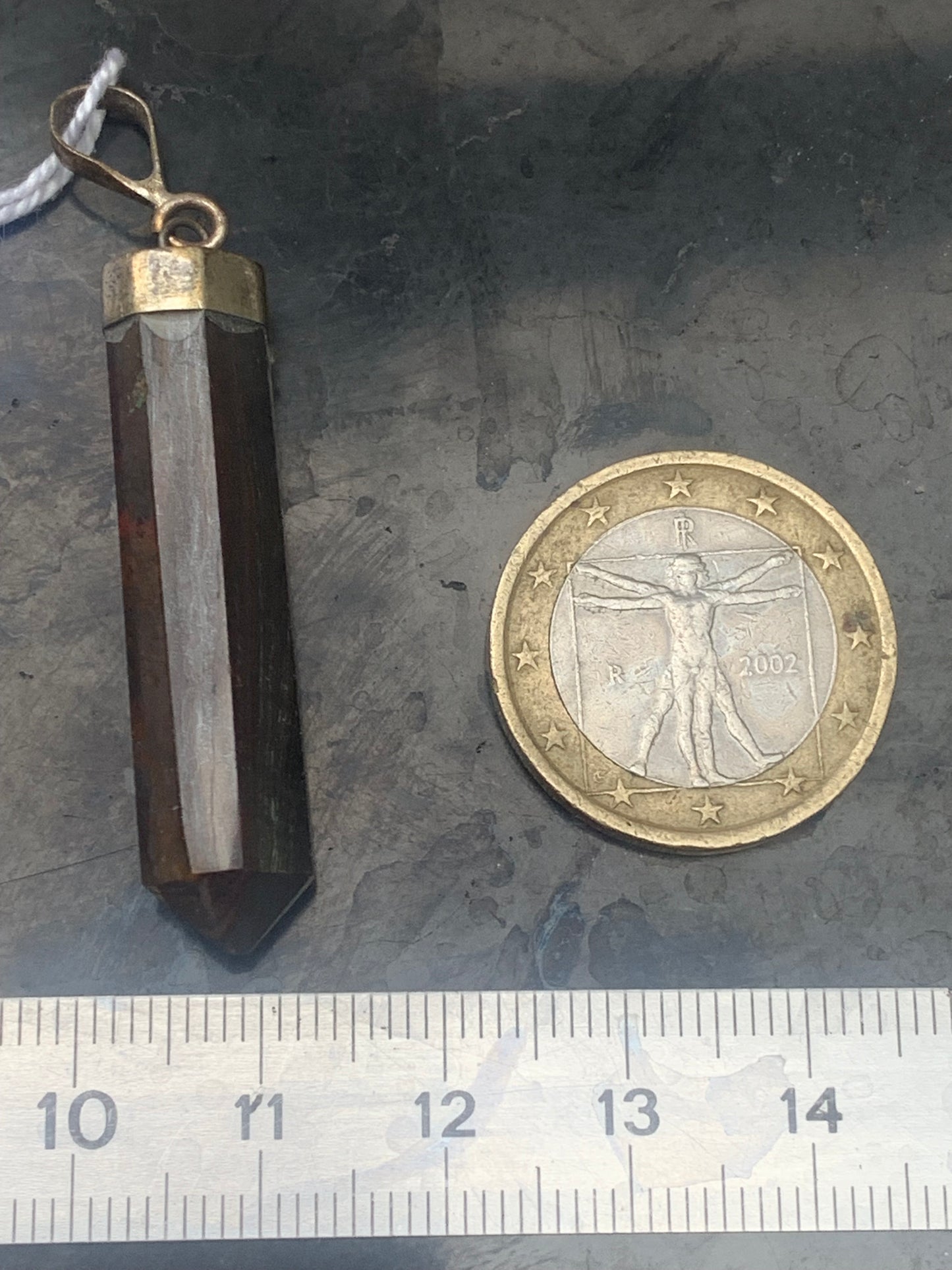 Oeil de fer, pendentif de type 'laser/ pointe' de 52 millimètres de hauteur x 8 mm de largeur x 8 millimètres. Vendu avec cordon noir réglable offert !