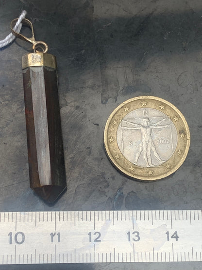 Oeil de fer, pendentif de type 'laser/ pointe' de 52 millimètres de hauteur x 8 mm de largeur x 8 millimètres. Vendu avec cordon noir réglable offert !