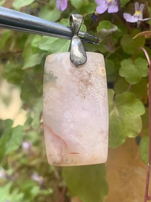 Agate Calcédoine Rose, pendentif de type 'cabochon' de 42 millimètres de hauteur x 18 mm de largeur x 6 millimètres. Vendu avec cordon noir réglable offert !