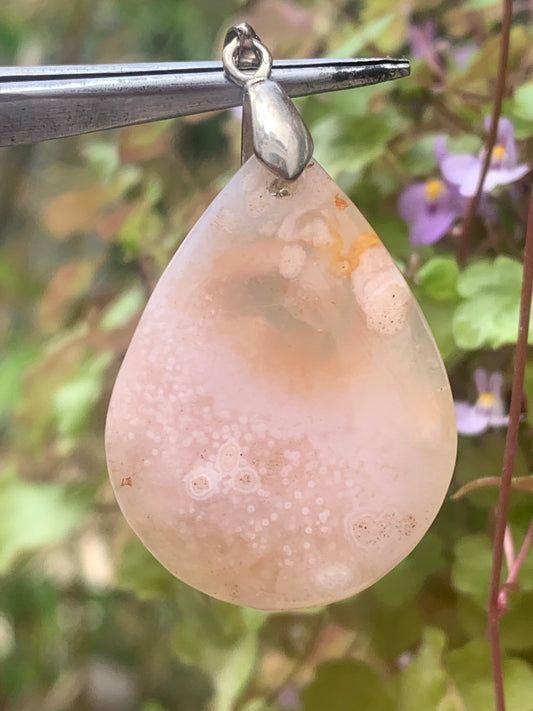 Agate Calcédoine Rose, pendentif de type 'cabochon' de 45 millimètres de hauteur x 25 mm de largeur x 7 millimètres. Vendu avec cordon noir réglable offert !