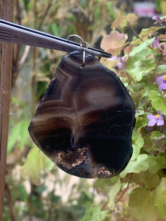 Agate marron, pendentif de type 'tranche naturelle polie' de 60 millimètres de hauteur x 42 mm de largeur x 7 millimètres. Vendu avec cordon noir réglable offert !