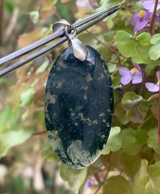 Agate mousse/ Agate Lichen, pendentif de type 'cabochon' de 45 millimètres de hauteur x 20 mm de largeur x 5 millimètres. Vendu avec cordon noir réglable offert !