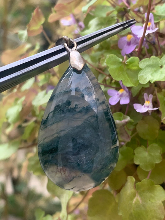 Agate mousse/ Agate Lichen, pendentif de type 'cabochon' de 48 millimètres de hauteur x 22 mm de largeur x 7 millimètres. Vendu avec cordon noir réglable offert !