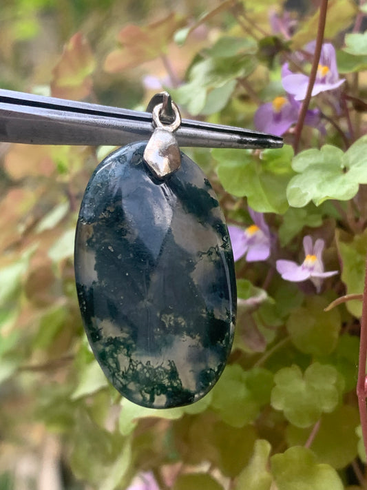 Agate mousse/ Agate Lichen, pendentif de type 'cabochon' de 40 millimètres de hauteur x 18 mm de largeur x 6 millimètres. Vendu avec cordon noir réglable offert !
