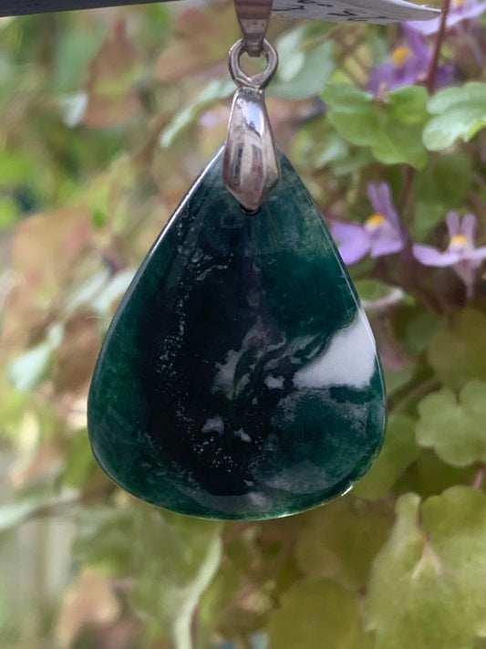 Agate mousse/ Agate Lichen, pendentif de type 'cabochon' de 40 millimètres de hauteur x 22 mm de largeur x 7 millimètres. Vendu avec cordon noir réglable offert !