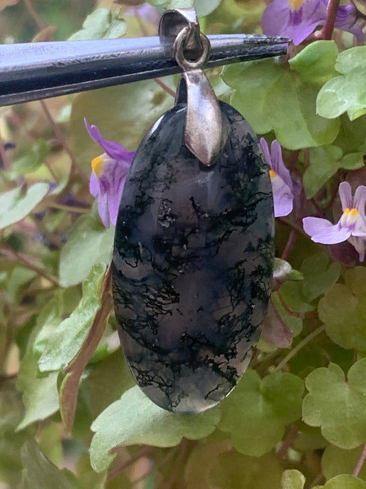 Agate mousse/ Agate Lichen, pendentif de type 'cabochon' de 42 millimètres de hauteur x 15 mm de largeur x 6 millimètres. Vendu avec cordon noir réglable offert !