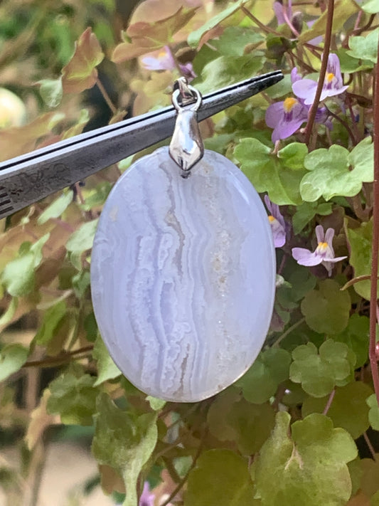 Agate Calcédoine Bleue, pendentif de type 'cabochon' de 47 millimètres de hauteur x 25 mm de largeur x 5 millimètres. Vendu avec cordon noir réglable offert !