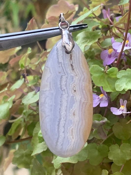 Agate Calcédoine Bleue, pendentif de type 'cabochon' de 55 millimètres de hauteur x 20 mm de largeur x 6 millimètres. Vendu avec cordon noir réglable offert !