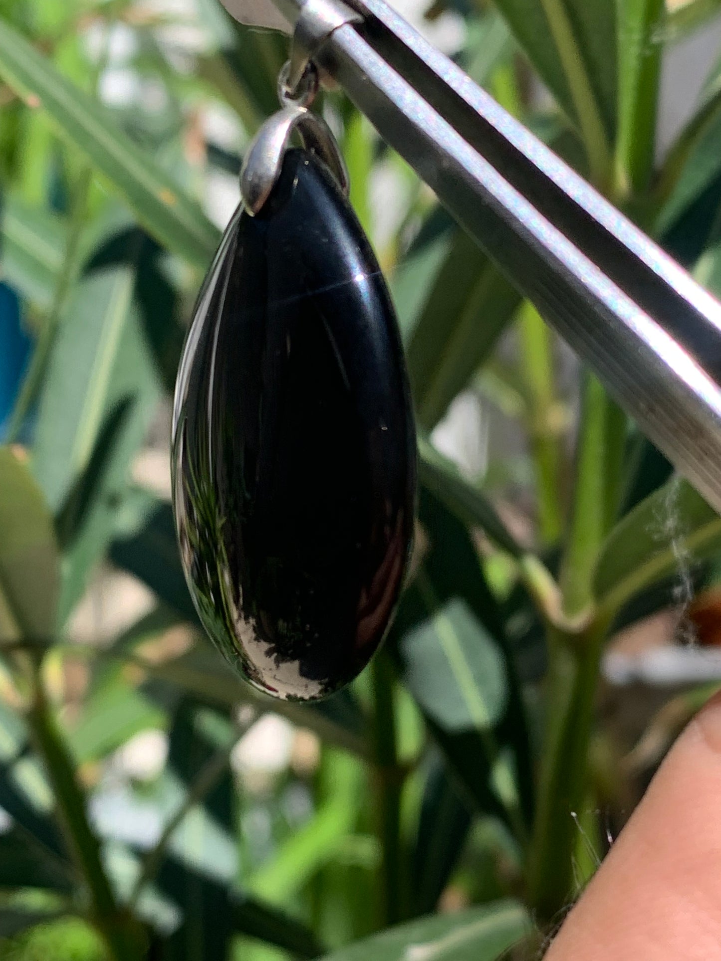 Obsidienne Arc-en-ciel, pendentif de 43 millimètres de hauteur x 25 mm de largeur x 10 millimètres. Vendu avec cordon noir réglable offert !