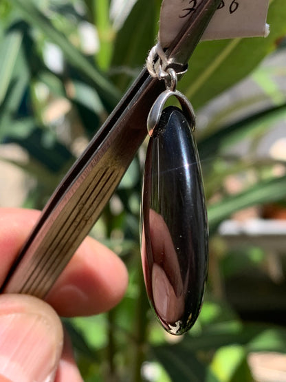 Obsidienne Arc-en-ciel, pendentif de 43 millimètres de hauteur x 25 mm de largeur x 10 millimètres. Vendu avec cordon noir réglable offert !